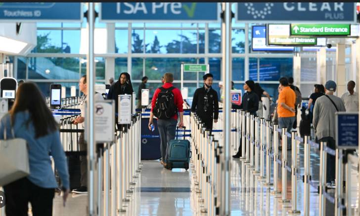 Air traffic controllers warn of US shutdown strain