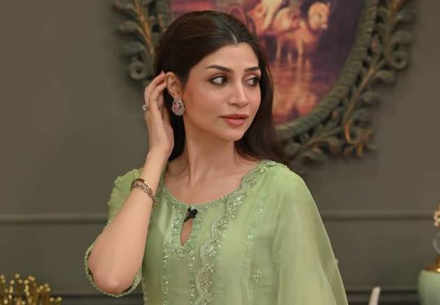 Zoya Nasir flaunts HER heirloom ‘EARPIECE’