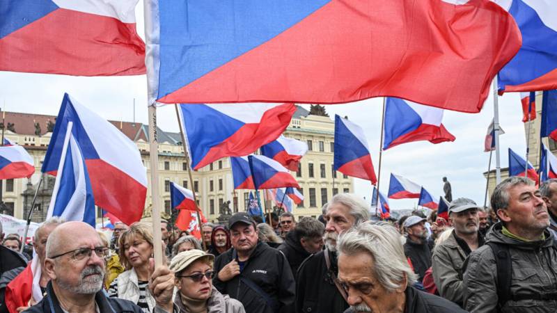 Czechs head to polls with billionaire ex-premier tipped to come first