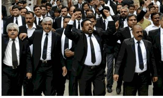 Islamabad lawyers announce strike call on Saturday over police assault