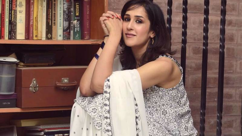 Mira Sethi reaches Lahore after 6-hour flight delay, shares humorous take on travel ordeal