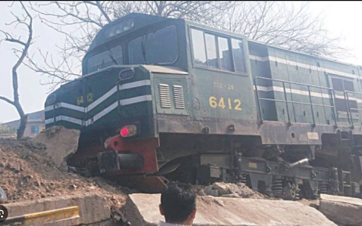Traffic suspended as freight train derails near Kotri