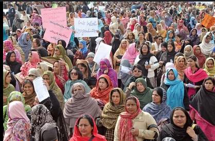 Women teachers, students protest privatization of govt colleges in Haripur