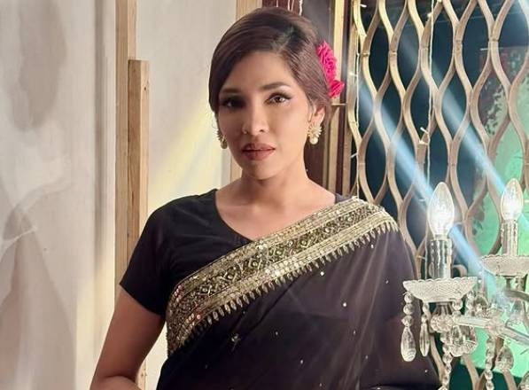 Zhalay Sarhadi’s mood swings have her fans in fits