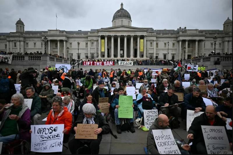Over 1,000 pro-Palestinian protesters rally in UK after fatal synagogue attack