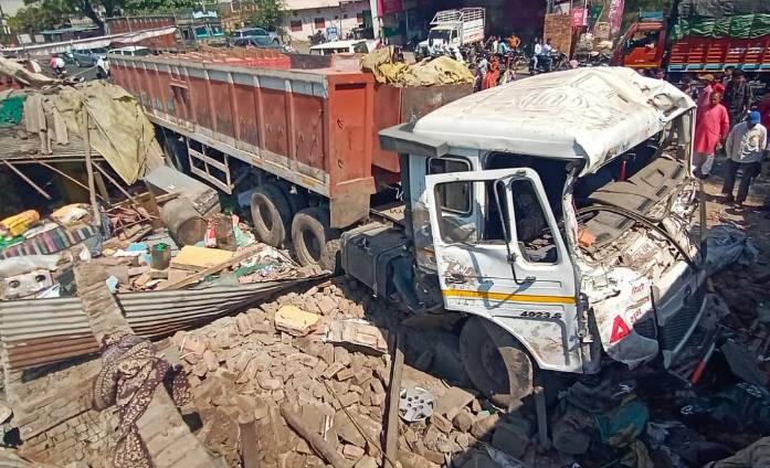 Nine die in their sleep as speedy truck rams into Shikarpur houses