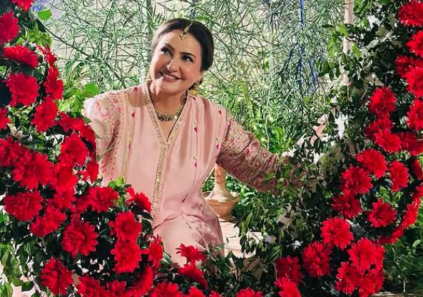 Saba Faisal stuns fans in new all-black look