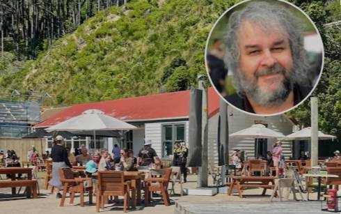 Filmmaker Peter Jackson forces closure of popular N. Zealand cafe