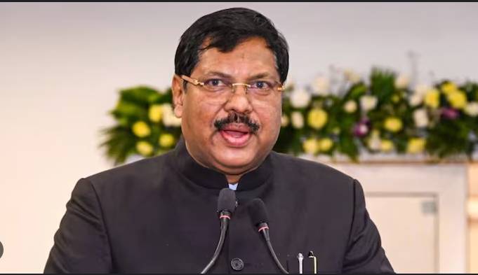 Lawyer throws shoe at Indian chief justice
