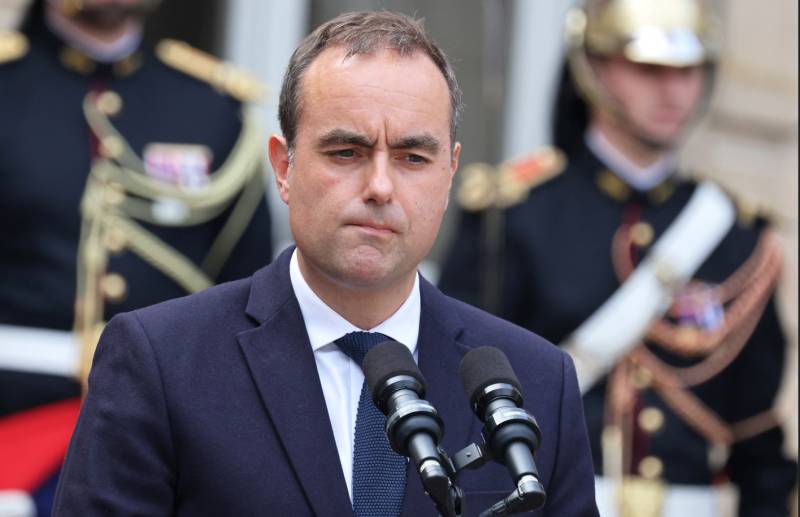 France's new PM resigns, hours after cabinet unveiled