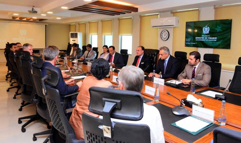 FinMin Aurangzeb discusses investment, economic reforms with Acumen delegation