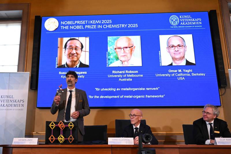 Trio wins chemistry Nobel for new form of molecular architecture