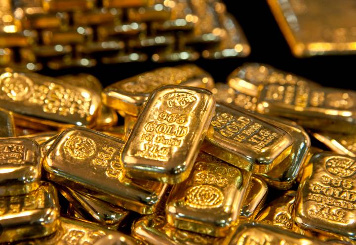 Gold tops $4,000 for first time as traders pile into safe haven