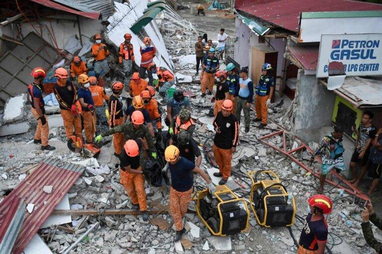 Seven killed as strong quakes strike southern Philippines