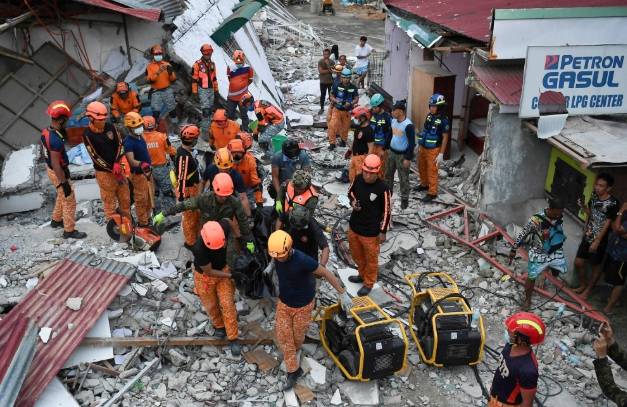Massive earthquake strikes off southern Philippines
