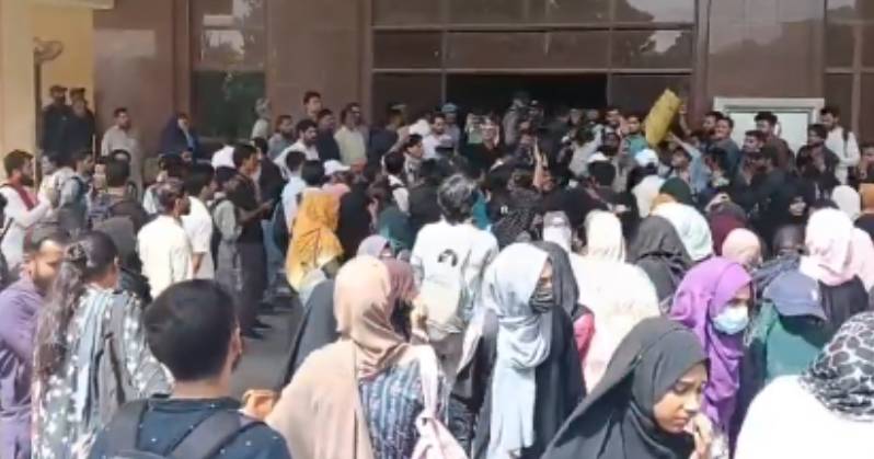 Bus crushes girl student to death in University of Karachi