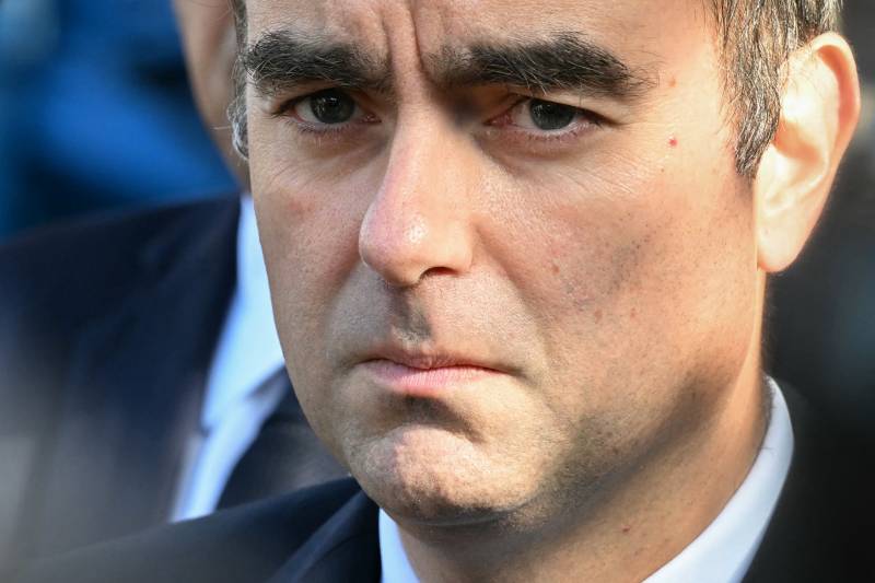 Reappointed French PM scrambles to form government
