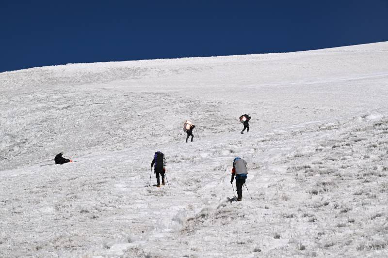 Scientists probe Tajik glacier for clues to climate resistance