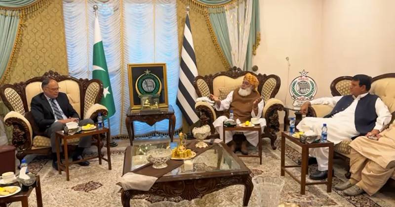 Govt delegation meets Maulana Fazl to discuss KP situation