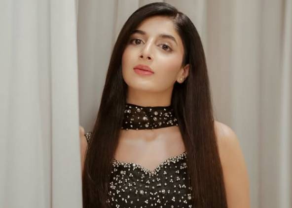 Mawra Hocane returns with prayers from Hum Awards show 
