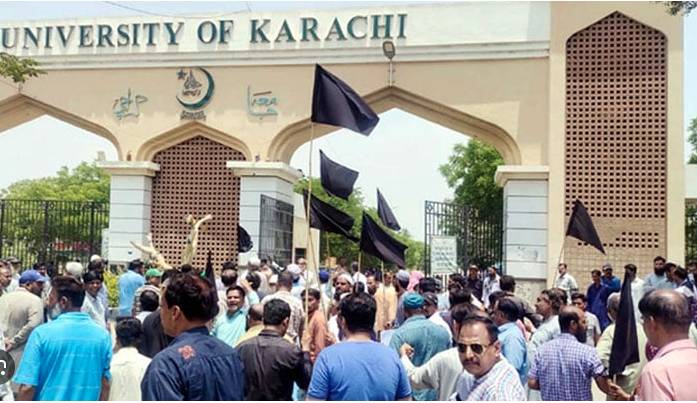 Karachi University students protest poor condition of KU buses