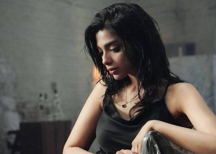 Sonya Hussaiyn goes bold and ‘blue’ for HUM Awards