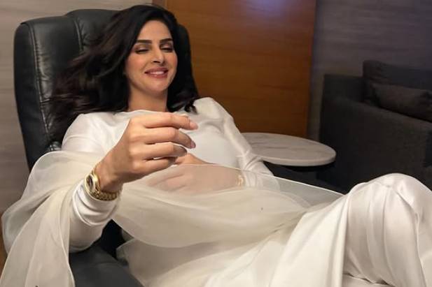 Saba Qamar winds off reading ‘the Let Them theory’