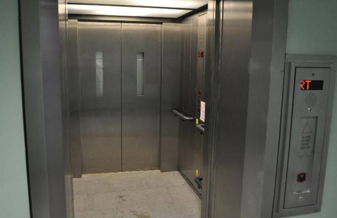 Five injured as lift falls down at Karachi hospital 