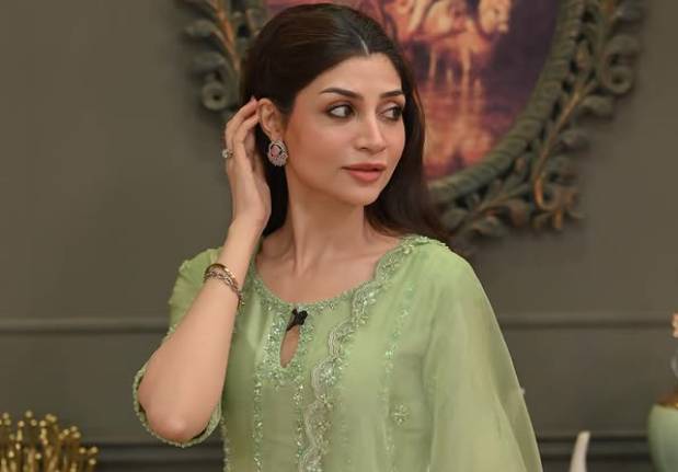 Zoya Nasir showered with love on 35th birthday