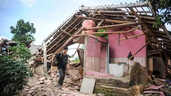 Magnitude 6.5 quake hits Indonesia's Papua