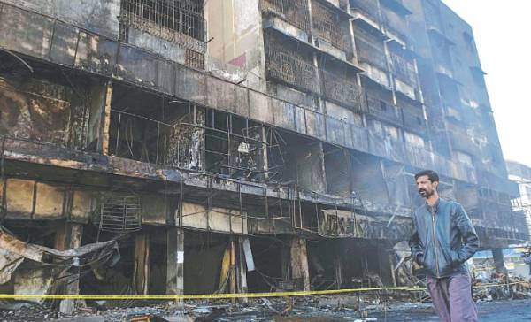 Office gutted as fire breaks out in old KDA building in Karachi