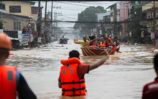 Thousands flee Philippine coast as storm approaches
