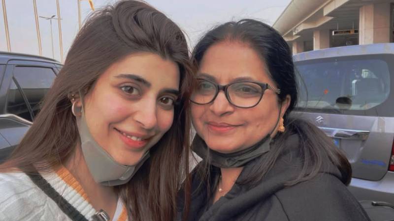 Urwa follows Mawra to shower love on mom’s birthday
