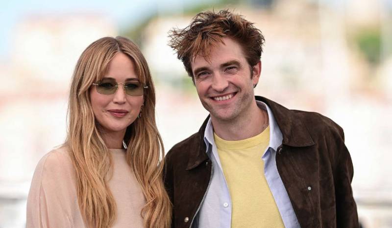 Jennifer Lawrence feeds one of her ‘gals’, Robert Pattinson, from trash