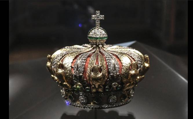 Thieves steal French crown jewels from Louvre in daytime raid