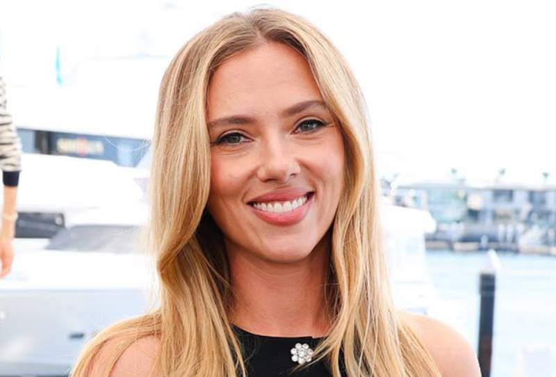 Scarlett Johansson shines in black 