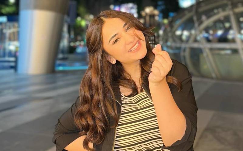 Yumna Zaidi enjoys serene sunset with mother in Japan
