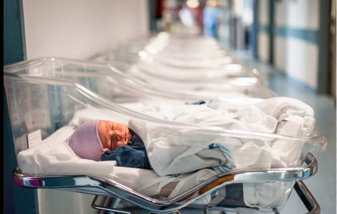Italy births down again, fertility at historic low