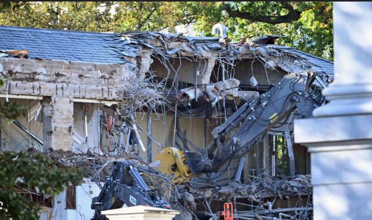 Trump demolishes part of White House for new ballroom