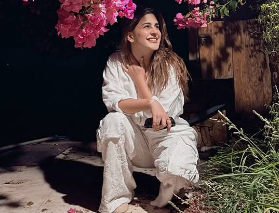 Kubra Khan slays in traditional red