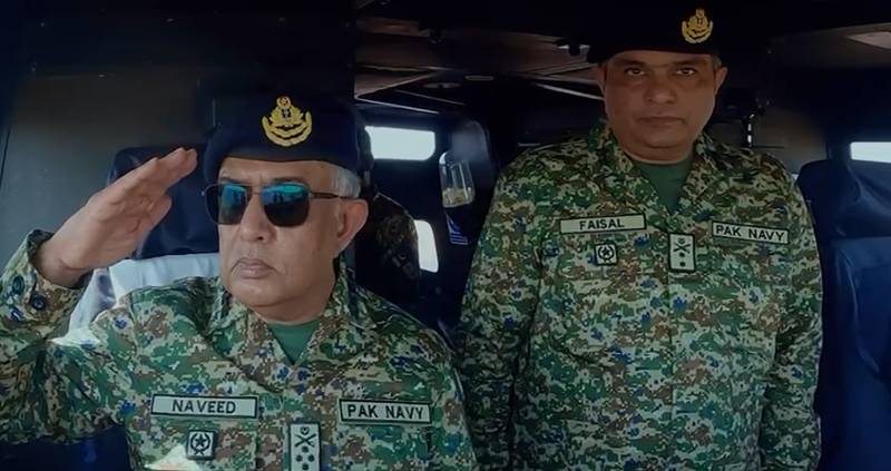 Naval Chief visits forward posts in Creeks Area to review operational preparedness