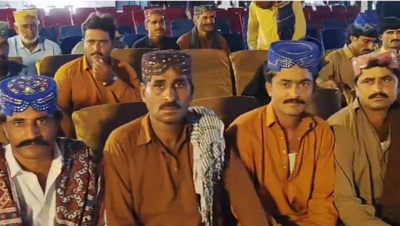 Five more most wanted bandits lay down arms in Shikarpur