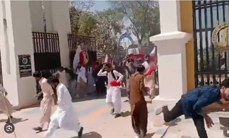 Rival students clash at Sindh University campus