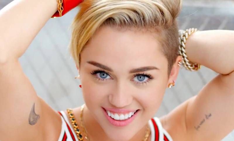Miley Cyrus dazzles in bold blazer look at Maybelline launch