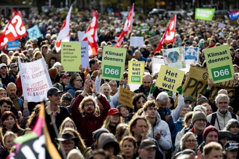 Tens of thousands in climate march before Dutch vote