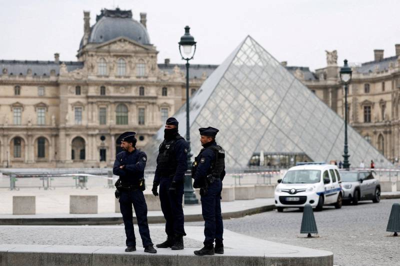 Two suspects arrested in Louvre jewel heist