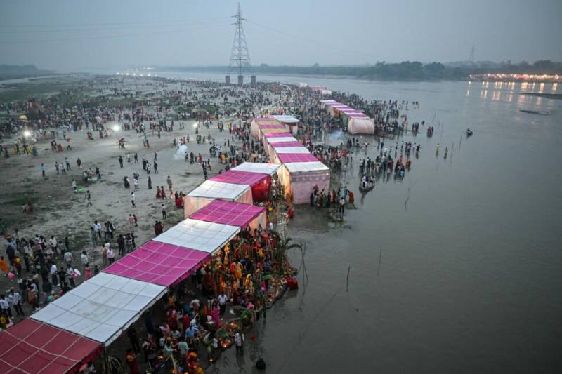 Absence of toxic foam in Indian river cheers Hindu devotees