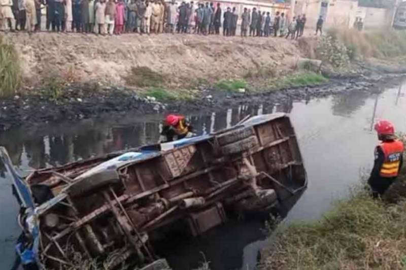 21 children injured as school bus collides with truck in Sheikhupura