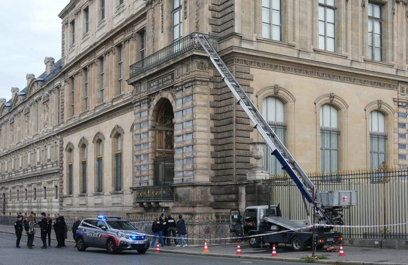 Paris prosecutor promises update in Louvre heist probe