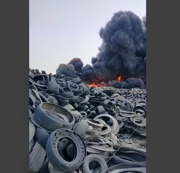 Major blaze rages at tyre warehouse in Karachi 